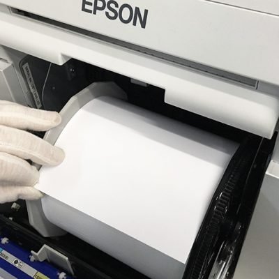 Zakładanie medium w drukarce